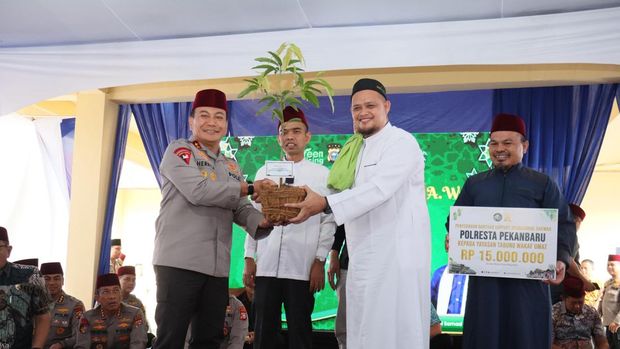 UAS mengisi ceramah maulid Nabi Muhammad SAW di Polresta Pekanbaru, Jumat (12/9/2025). Kapolda Riau Irjen Herry Heryawan turut hadir dan memberikan bibit pohon.