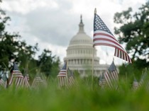 Video Karangan Bunga-Penurunan Bendera Peringati Kematian Charlie Kirk