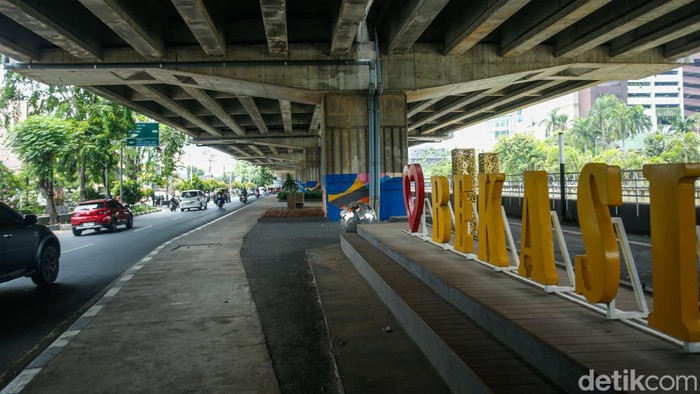 Pengendara melintas di Jalan KH. Noer Ali, Bekasi, Jumat (12/9/2025), dengan pemandangan yang berbeda dari biasanya. Sisi Kalimalang kini tampak lebih tertata dan enak dipandang.