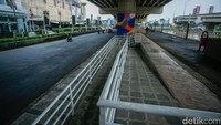 Saat ini, beberapa fasilitas pendukung sudah mulai terlihat. Trotoar dipasang guiding block untuk pejalan kaki, kursi-kursi duduk tersedia, hingga ikon kota Bekasi terpampang di tepi jalan.  