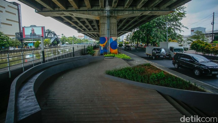 Pengendara melintas di Jalan KH. Noer Ali, Bekasi, Jumat (12/9/2025), dengan pemandangan yang berbeda dari biasanya. Sisi Kalimalang kini tampak lebih tertata dan enak dipandang.