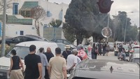Wanda Hamidah memperlihatkan suasana Tunisia ketika kabar Global Sumud Flotilla akan segera berlayar ke Gaza. Terharu banget, jalanan macet semua rakyat Tunisia melepas Global Sumud Flotilla, tulis Wanda. Foto: Instagram Story @wandahamidahbsa dan @chikifawzi