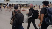 Delegasi Indonesia memilih untuk bermalam di luar pelabuhan demi menjaga stamina dan kesehatan tubuh hingga waktu berlayar datang. Foto: Instagram Story @wandahamidahbsa dan @chikifawzi