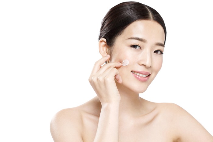 Wanita membersihkan wajah