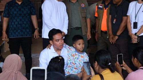 Wapres Gibran Rakabuming Raka berinteraksi dengan anak-anak saat mengunjungi pos pengungsian korban banjir di Kelurahan Ubung, Denpasar, Jumat (12/9/2025). (Aryo Mahendro/detikBali)