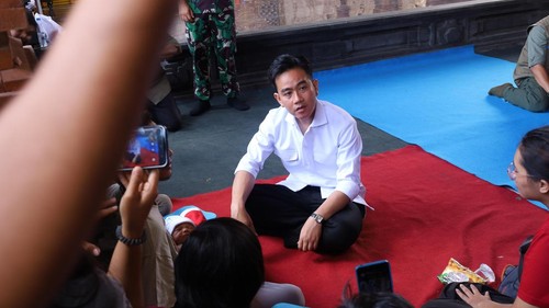 Wapres Gibran Rakabuming Raka mengunjungi pos pengungsian korban banjir di Banjar Sedana Mertha, Kelurahan Ubung, Denpasar, Jumat (12/9/2025). (Aryo Mahendro/detikBali)