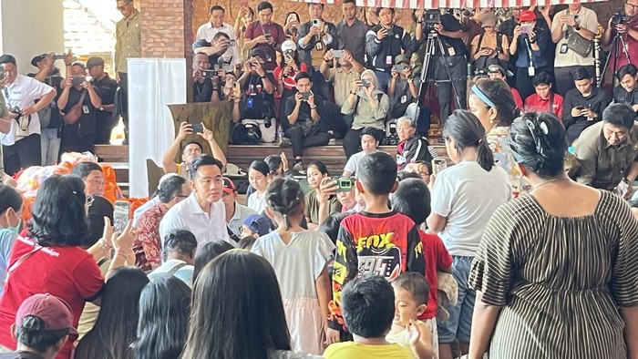 Wapres Gibran Rakabuming Raka tiba di pos pengungsian korban banjir Banjar Tohpati, Desa Kesiman Kertalangu, Denpasar, Jumat (12/9/2025). (Rizki Setyo/detikBali)