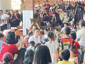 Gibran Kunjungi Pos Pengungsian Korban Banjir di Tohpati Denpasar