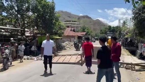 Keluarga pendemo dan warga Sakuru, memblokade jalan di Kabupaten Bima, pada Jumat (12/9/2025).
