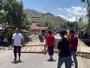 Pria Dipukuli Satpol PP Saat Demo, Warga Blokir Jalan di Bima