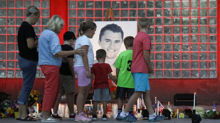 Suasana haru menyelimuti Orem City Center Park, Utah, Amerika Serikat, pada Kamis (11/9/2025). Ratusan warga berkumpul untuk memberikan penghormatan kepada Charlie Kirk, aktivis sayap kanan sekaligus komentator politik yang dikenal sebagai sekutu Presiden AS Donald Trump. REUTERS/Jim Urquhart