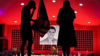 Orang-orang memberikan penghormatan pada hari peringatan di Orem City Center Park, setelah aktivis sayap kanan dan komentator AS, Charlie Kirk, sekutu Presiden AS Donald Trump, ditembak mati dalam sebuah acara di Utah Valley University, di Orem, Utah, Amerika Serikat, Kamis (11/9/2025). REUTERS/Jim Urquhart