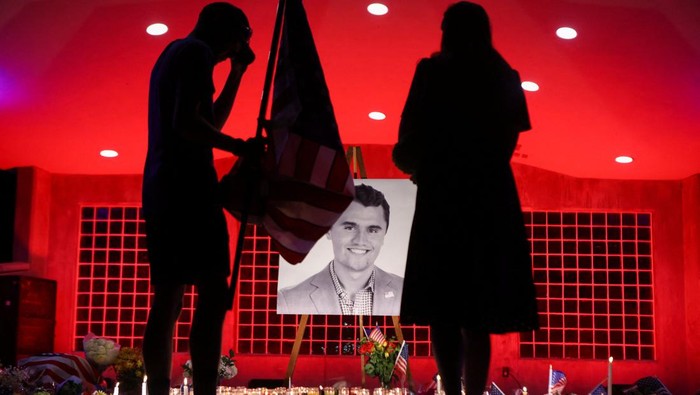 Warga Utah Beri Penghormatan untuk Charlie Kirk yang Tewas Tertembak Suasana haru menyelimuti Orem City Center Park, Utah, Amerika Serikat, pada Kamis (11/9/2025). Ratusan warga berkumpul untuk memberikan penghormatan kepada Charlie Kirk, aktivis sayap kanan sekaligus komentator politik yang dikenal sebagai sekutu Presiden AS Donald Trump. REUTERS/Jim Urquhart
