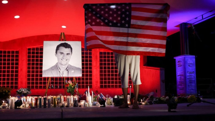 Suasana haru menyelimuti Orem City Center Park, Utah, Amerika Serikat, pada Kamis (11/9/2025). Ratusan warga berkumpul untuk memberikan penghormatan kepada Charlie Kirk, aktivis sayap kanan sekaligus komentator politik yang dikenal sebagai sekutu Presiden AS Donald Trump. REUTERS/Jim Urquhart