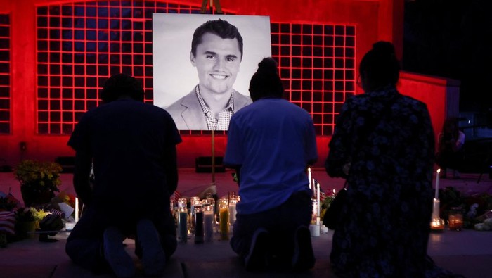 Suasana haru menyelimuti Orem City Center Park, Utah, Amerika Serikat, pada Kamis (11/9/2025). Ratusan warga berkumpul untuk memberikan penghormatan kepada Charlie Kirk, aktivis sayap kanan sekaligus komentator politik yang dikenal sebagai sekutu Presiden AS Donald Trump. REUTERS/Jim Urquhart