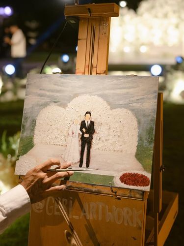 Tren baru wedding painting di industri pernikahan menjadi favorit para pengantin. Tren wedding painting ini juga menjadi peluang bisnis terbaru.