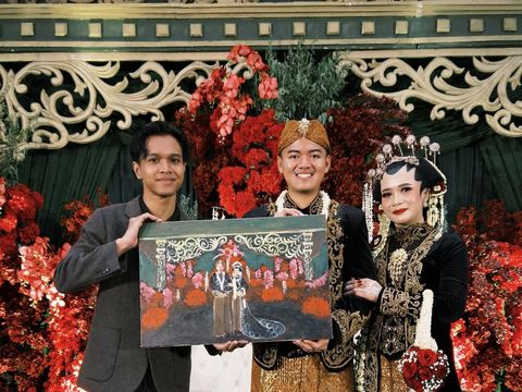 Tren baru wedding painting di industri pernikahan menjadi favorit para pengantin. Tren wedding painting ini juga menjadi peluang bisnis terbaru.
