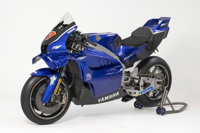 Yamaha YZR-M1 terbaru bermesin V4