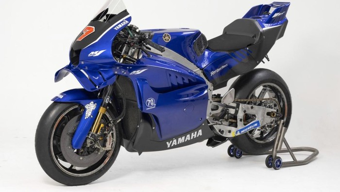 Yamaha YZR-M1 terbaru bermesin V4
