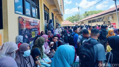 Antrian SKCK honorer yang lolos PPPK Paruh Waktu di Polres Dompu Sabtu (13/9/2025) pagi. (Faruk)