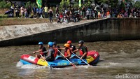Sejumlah peserta mengikuti opening Festival Sispal di Pintu Air Weir 1 Malaka, Banjir Kanal Timur Duren Sawit, Jakarta Timur, Sabtu (13/9/2025). Ratusan pelajar dari berbagai sekolah ikut serta.