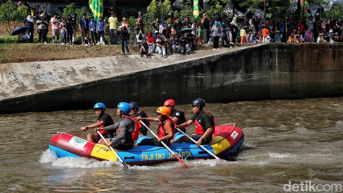 Sejunlah peserta mengikuti opening Festival Sispal di Pintu Air Weir 1 Malaka, Kanal Banjir Timur Duren Sawit, Jakarta Timur, Sabtu (13/9/2025). Ratusan pelajar dari berbagai sekolah ikut serta.