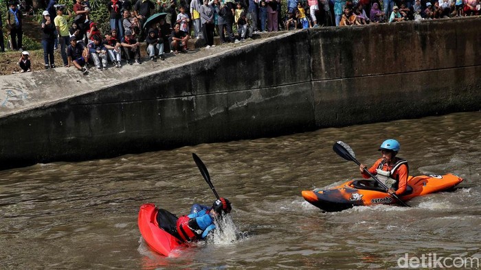 Sejunlah peserta mengikuti opening Festival Sispal di Pintu Air Weir 1 Malaka, Kanal Banjir Timur Duren Sawit, Jakarta Timur, Sabtu (13/9/2025). Ratusan pelajar dari berbagai sekolah ikut serta.