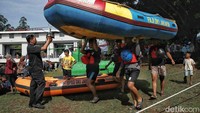 Kehadiran pelatih profesional membantu peserta memahami teknik mendayung, membuat pengalaman mereka lebih berkesan.
