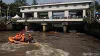Suasana meriah terlihat sejak awal, pelajar yang canggung perlahan percaya diri mendayung. Sorak dari tepi kanal menambah semangat.