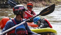 Perahu kecil yang melintas menghadirkan pemandangan baru di Jakarta. Festival ini direncanakan menjadi agenda tahunan untuk mempererat hubungan antarsekolah.