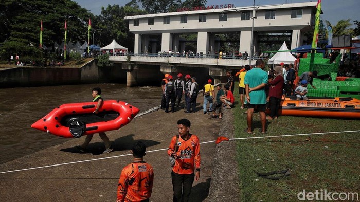 Sejunlah peserta mengikuti opening Festival Sispal di Pintu Air Weir 1 Malaka, Kanal Banjir Timur Duren Sawit, Jakarta Timur, Sabtu (13/9/2025). Ratusan pelajar dari berbagai sekolah ikut serta.