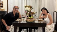 Ini potret Ariel Tatum bersama Didiet Maulana di meja makan. Mereka berpose terlebih dahulu sebelum akhirnya menyantap hidangan tersebut. Foto: Instagram/@didietmaulana