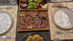 Pesona Ariel Tatum Saat Masak Steak, Tampil Cantik dan Elegan
