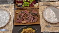 Selain pasta dan steak, Ariel Tatum juga menyiapkan cheese platter. Ia juga tampak menghadirkan dua gelas wine di sana. Foto: Instagram/@didietmaulana