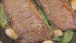 Pesona Ariel Tatum Saat Masak Steak, Tampil Cantik dan Elegan