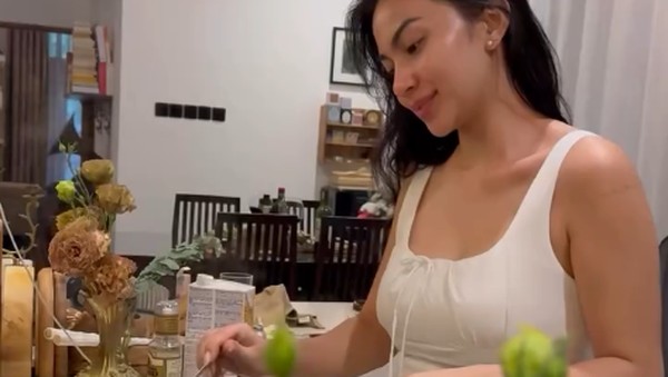 Pesona Ariel Tatum Saat Masak Steak, Tampil Cantik dan Elegan
