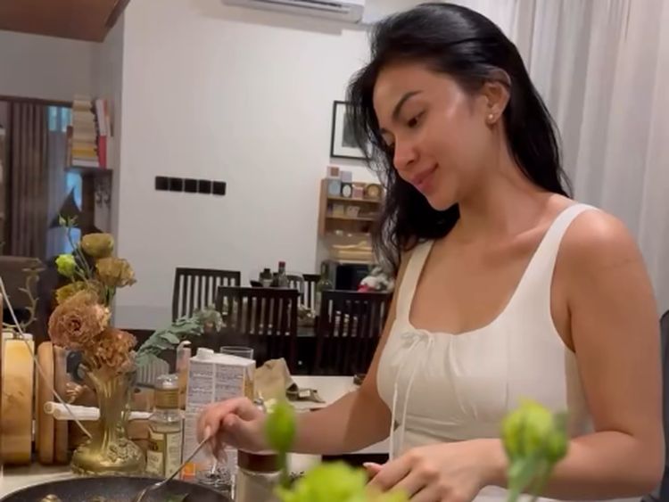 Pesona Ariel Tatum Saat Masak Steak, Tampil Cantik dan Elegan