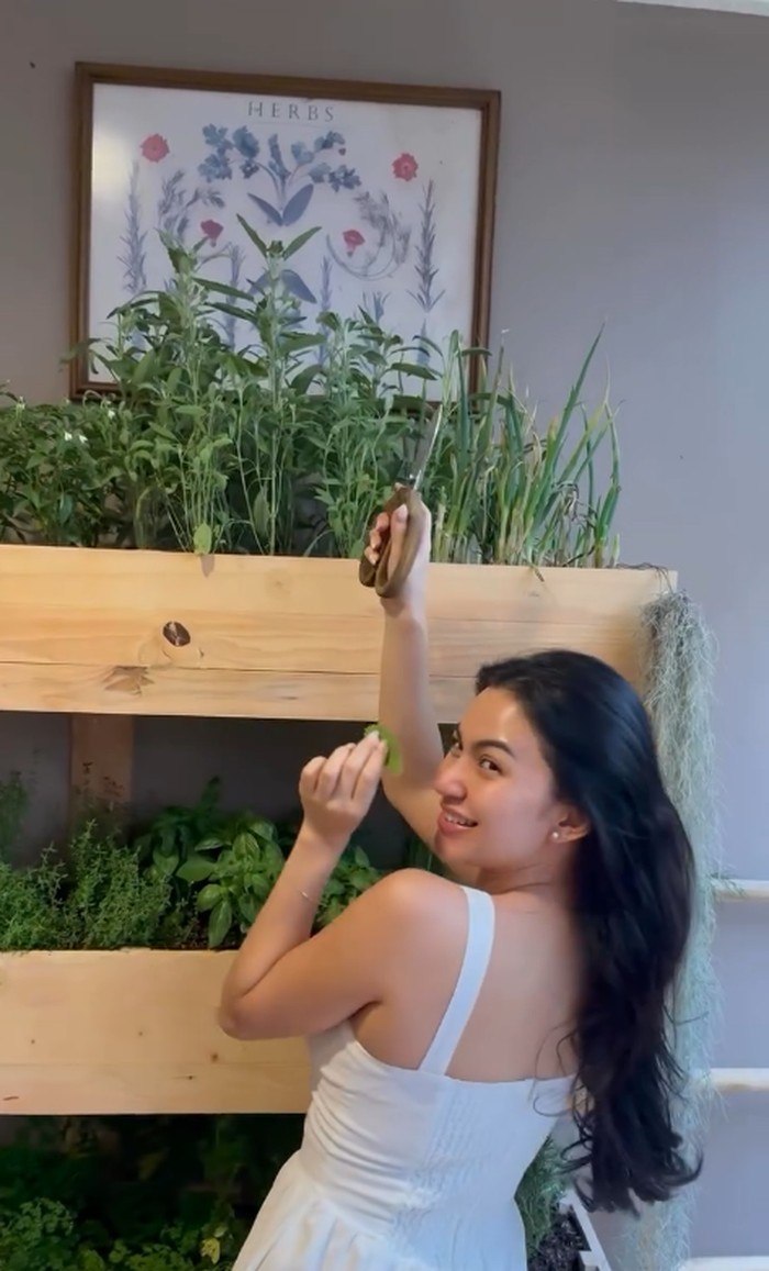 Ariel Tatum masak steak untuk Didiet Maulana