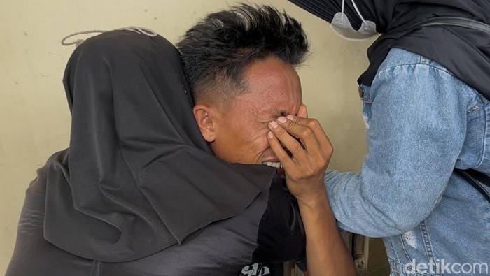 Ayah balita yang tewas terbungkus karung di Muna menangis mendapat kabar anaknya yang diduga dibunuh.
