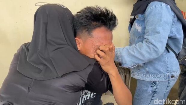 Ayah bocah yang tewas terbungkus karung di Muna menangis mendapat kabar anaknya dibunuh.