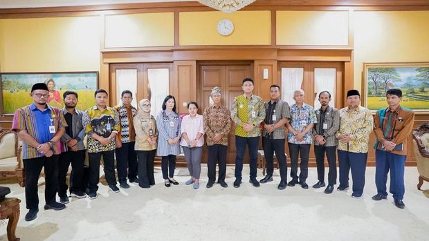 Bupati Klaten Hamenang Wajar Ismoyo berfoto bersama usai memimpin pertemuan kasus viral siswi gagal aubade gegara hijab. Bupati Klaten Hamenang Wajar Ismoyo berfoto bersama usai memimpin pertemuan kasus viral siswi gagal aubade gegara hijab, Sabtu (13/9/2025).