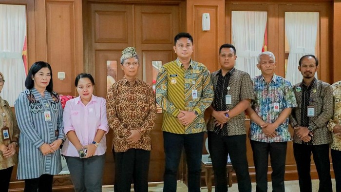 Bupati Klaten Hamenang Wajar Ismoyo berfoto bersama usai memimpin pertemuan kasus viral siswi gagal aubade gegara hijab, Sabtu (13/9/2025).