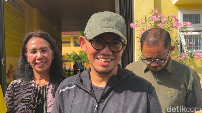 Dahnil usai mengecek kondisi toilet di SMPN 34 Medan. (Foto: Finta Rahyuni/detikSumut)