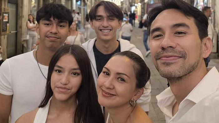 Darius Sinathrya dan Donna Agnesia bersama tiga anaknya di Portugal.