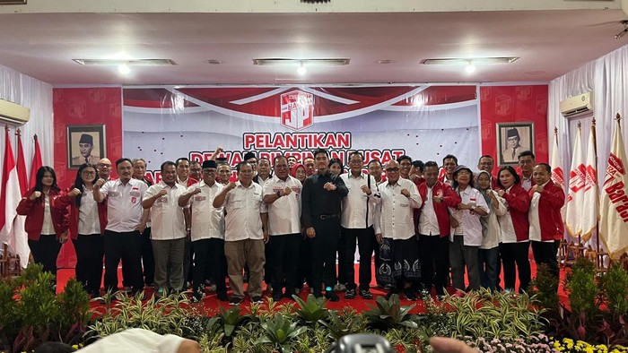 Dewan Pimpinan Pusat (DPP) Barisan Relawan Jokowi Presiden (Bara JP) menggelar pelantikan pengurus periode 2025-2030. Acara dihadiri Ketua Umum Partai Solidaritas Indonesia (PSI) Kaesang Pangarep di Komplek Museum Gedung Joang 45, Menteng, Jakarta Pusat,  Sabtu (13/9/2025).