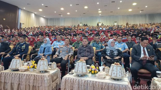 Dies Natalis ke-69 Unhas turut dihadiri sejumlah pejabat publik. Di antaranya Menteri Pertanian Andi Amran Sulaiman, Anggota DPD/MPR RI Tamsil Linrung, Gubernur Sulsel Andi Sudirman Sulaiman, Ketua DPRD Sulsel Rachmatika Dewi, serta Kapolda Sulsel Irjen Rusdi Hartono. Selain itu, hadir pula Wali Kota Makassar Munafri Arifuddin dan Bupati Gowa Husniah Talenrang.