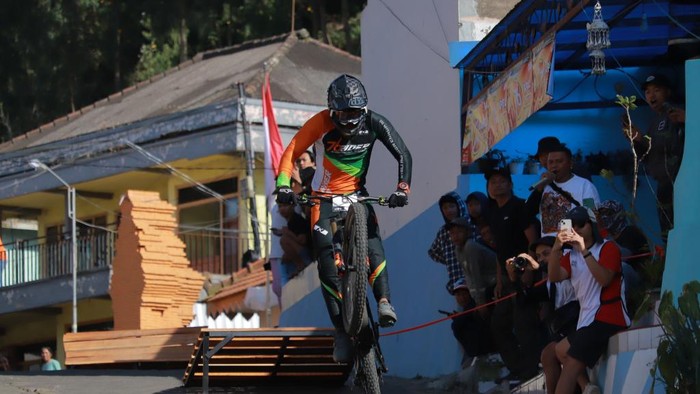 Downhiller di Kejuaraan 76 IDH URBAN 2025 di Pasuruan