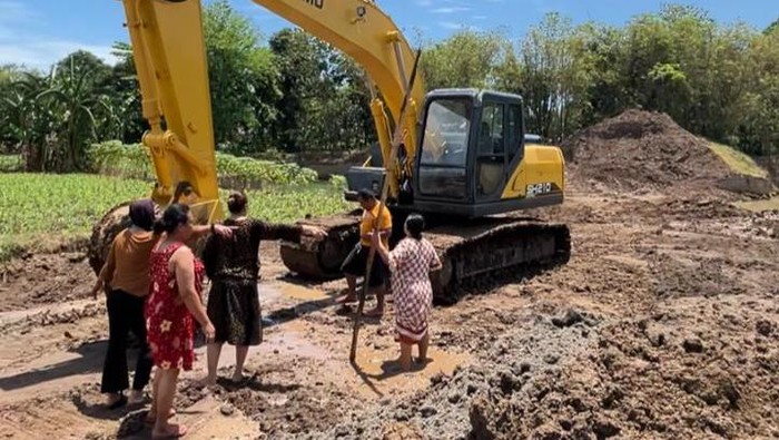 Emak-emak demo menolak tambang pasir di Gowa gegara bikin jalanan rusak parah. Emak-emak demo menolak tambang pasir di Gowa gegara bikin jalanan rusak parah.