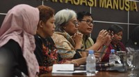 Komisioner Pendidikan dan Penyuluhan Komnas HAM Abdul Haris Semendawai (kedua kanan) didampingi Ketua Komnas HAM Anis Hidayah (kanan), Komisioner KPAI Sylvana Maria (tengah), Komisioner KPAI Dian Sasmita (kedua kiri), dan Komisioner Komnas Perempuan Yuni Asriyanti (kiri) memberikan keterangan dalam konferensi pers pembentukan tim independen Lembaga Nasional Hak Asasi Manusia (LNHAM) di Kantor Komnas HAM, Jakarta, Jumat (12/9/2025).   
