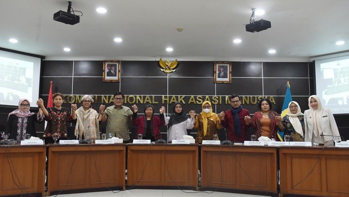 Ketua Komnas HAM Anis Hidayah (kelima kiri), Wakil Ketua Bidang Eksternal Komnas HAM Putu Elvina (tengah), Komisioner Pendidikan dan Penyuluhan Komnas HAM Abdul Haris Semendawai (keempat kiri), Komisioner Pemantauan dan Penyelidikan Komnas HAM Saurlin P. Siagian (keempat kanan), Komisioner Komnas Anti Kekerasan terhadap Perempuan Sondang Frishka Simanjuntak (ketiga kanan), Wakil Ketua Komnas Perempuan Dahlia Madanih (kedua kanan), Komisioner Komnas Disabilitas Fatimah Asri Mutmainah (kanan), Komisioner KPAI Sylvana Maria (ketiga kiri), Komisioner KPAI Dian Sasmita (kedua kiri), Komisioner Komnas Perempuan Yuni Asriyanti (kiri), dan Wakil Ketua LPSK Sri Suparyati (kelima kanan) berfoto bersama seusai konferensi pers pembentukan tim independen Lembaga Nasional Hak Asasi Manusia (LNHAM) di Kantor Komnas HAM, Jakarta, Jumat (12/9/2025). Enam lembaga HAM yakni Komnas HAM, Komisi Anti Kekerasan terhadap Perempuan (Komnas Perempuan), Lembaga Perlindungan Saksi dan Korban (LPSK), Komisi Perlindungan Anak Indonesia (KPAI), Komisi Nasional Disabilitas (KND), dan Ombudsman Republik Indonesia membentuk tim independen LNHAM untuk pencarian fakta peristiwa kerusuhan pada unjuk rasa Agustus-September 2025 di sejumlah daerah di Indonesia. ANTARA FOTO/Indrianto Eko Suwarso/foc.